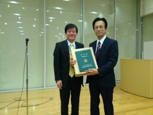 学会長の岡山大学　栗原 考次 先生（左）より表彰頂きました。